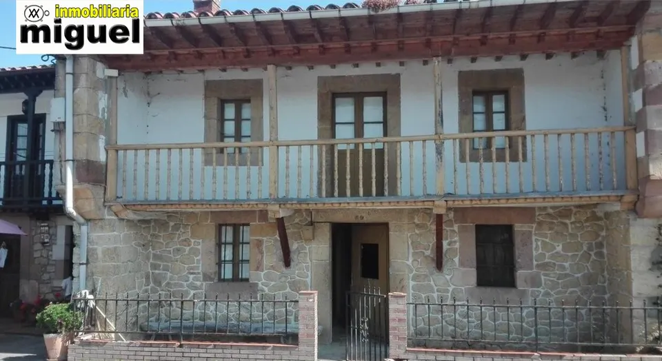 Se vende gran casa de piedra con cuadra anexa en Herrerías