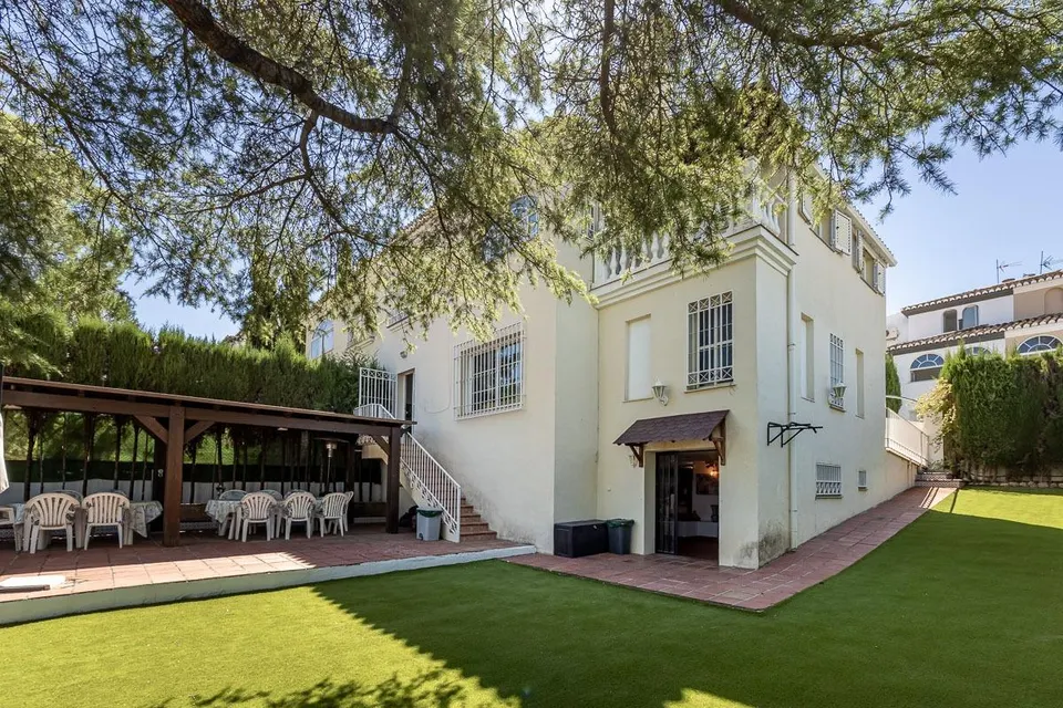 CASA PAREADA EN LA ZUBIA CON PISCINA, ZONA DE BARBACOA Y JARDÍN