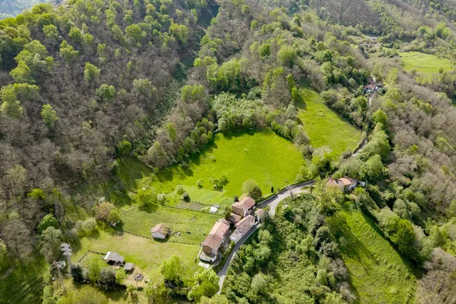 Casa  asturiana de piedra a rehabilitar con finca de 32.000 m2  en Llaneces (Mieres) — 35