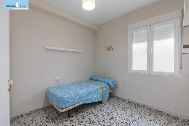 Piso de 3 dormitorios en calle milán, zaidín | muy luminoso y con gran potencial — 16