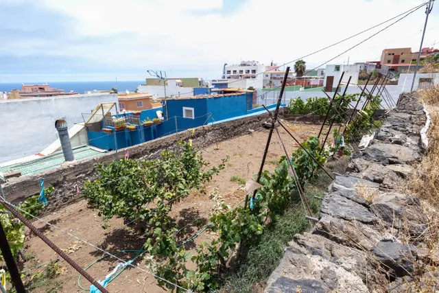 SOLAR EN EL EMPALME DE ICOD DE LOS VINOS