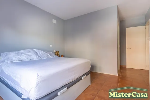 EXCLUSIVA. Piso zona sur VPO . 3 dormitorios , 2 baños , terraza . Plaza de garaje y trastero . — 25