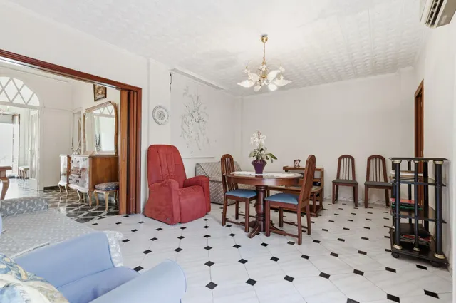 Casa de pueblo con gran potencial y amplios espacios — 11