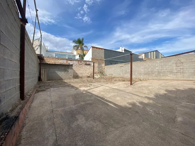 SOLAR INDUSTRIAL EN EL CENTRO DE LA POBLACIÓN — 10
