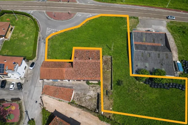 CONJUNTO DE EDIFICACIONES CON TERRENO URBANO EN LA REVILLA. — 4