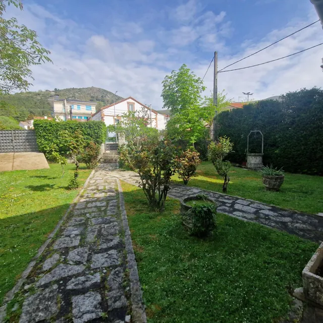 Precioso chalet con jardín en el centro histórico de Bustarv - foto 5