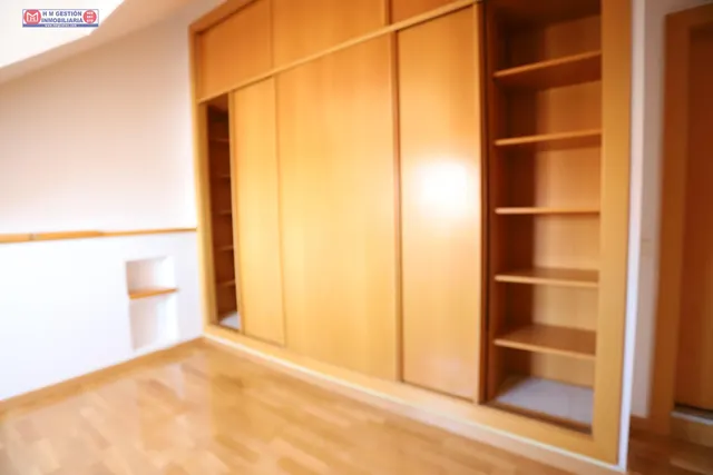 Ático de un dormitorio con aire acondicionado calefacción por  gas, baño y aseo, terraza exterior y plaza de garaje. — 7