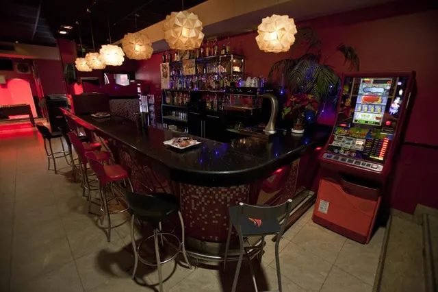 Pub en pleno funcionamiento en venta en Quintanar del Rey. — 18