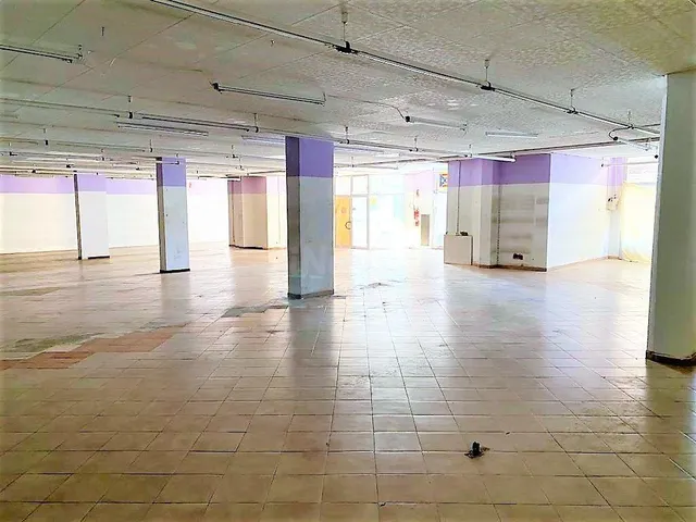 2 LOCALES UNIDOS CON UN TOTAL DE 480M2 EN LA MEJOR ZONA DEL  - foto 3