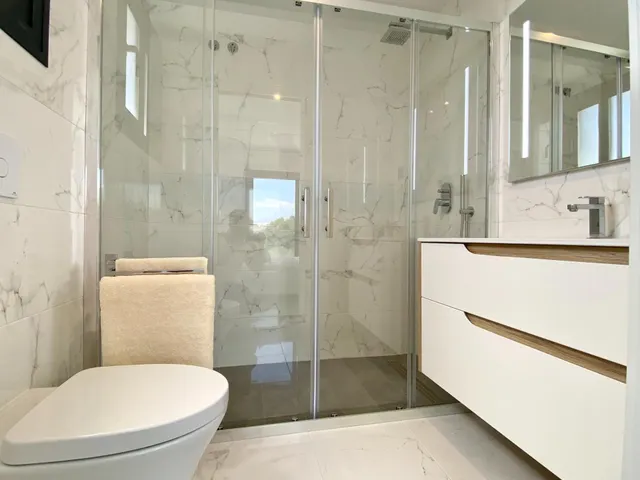 CHALET DE LUJO CON PISCINA, VISTAS AL MAR Y SOLÁRIUM PRIVADO — 11