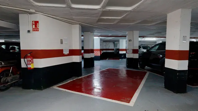 Amplia Vivienda en Avenida César Augusto con Garaje — 36