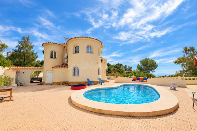 Villa con piscina, orientación sur y vistas al mar y montaña - foto 2