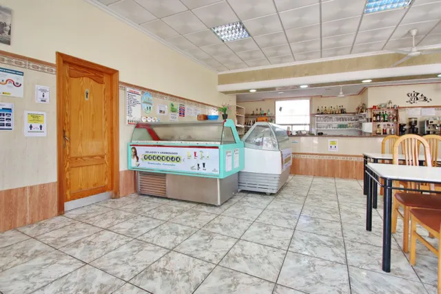 Local con terraza enorme, donde se encuentra 3 negocios en Santa Pola!!! — 10