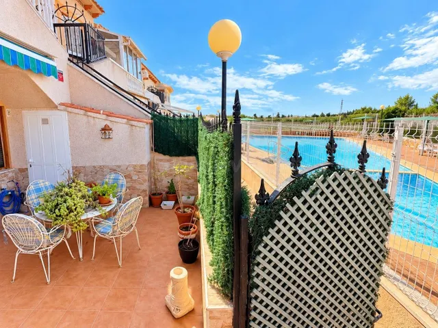 Vivienda en planta baja con dos terrazas frente a la piscina - foto 3