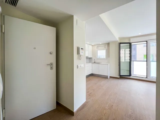 Piso de reciente construcción en alquiler en Avda. Ausias March — 17