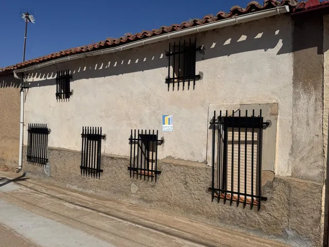 CASA EN VENTA CON 2 DORMITORIOS EN JAMBRINA (ZAMORA) - foto 2