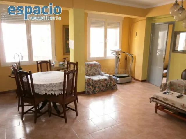 EN EL CENTRO DE PONFERRADA PISO EN VENTA - foto 2