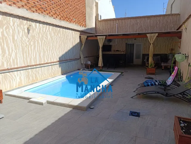 INMOBILIARIA LA MANCHA VENDE CASA BAJA CON TERRAZA Y PISCINA EN MADRIGUERAS ( ALBACETE ). — 3