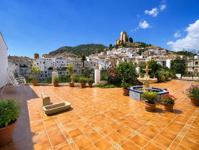 Casa de 4 plantas con vistas al castillo – Ideal para turism - foto 2