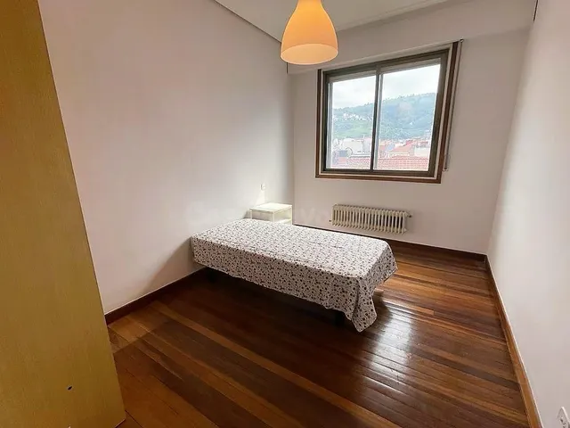 Se Alquila amplia Vivienda de 4 habitaciones y 2 baños con B - foto 5