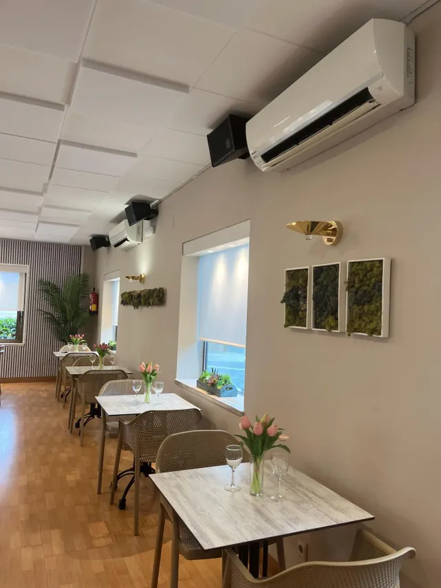 Edificio singular con hostal en funcionamiento, restaurante, bar con terraza y vivienda privada en el centro de Tremp — 11