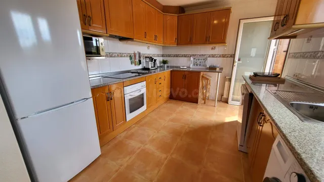 Chalet esquina de 3 Dormitorios y 3 Baños en parcela grande arreglada de 600m2 con piscina y garaje privado — 4
