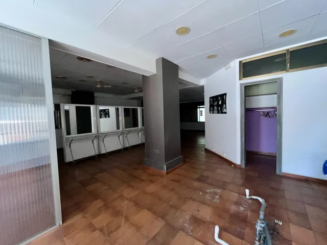 DESTACABLE Y PECULIAR LOCAL en VENTA o ALQUILER en Martorell. — 4