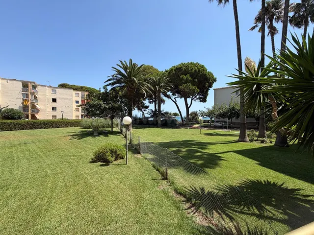ALQUILER DE TEMPORADA FRENTE AL MAR · PLANTA BAJA CON GRAN T