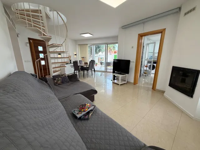 INTERESANTE CHALET EN LA POBLA DE VALLBONA — 10