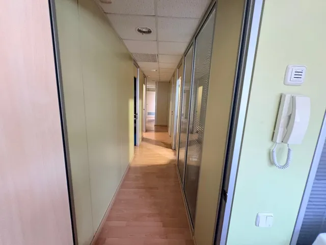 Oportunidad de inversión en Igualada: Local apto para diversos usos, oficina, consulta, academia, etc estado impecable por 100.000 Eur — 2