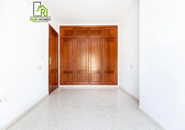 Vive en el corazón de Armilla: 4 dormitorios, patio, terraza y garaje — 13