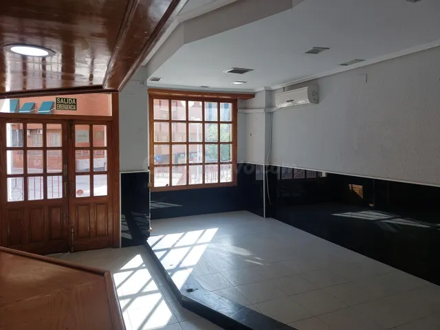Local Comercial en Venta: Bar-Cafetería con Salida de Humo - foto 5