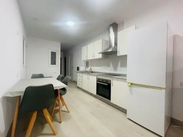 Planta baja enfrente de la universidad con 4 habitaciones