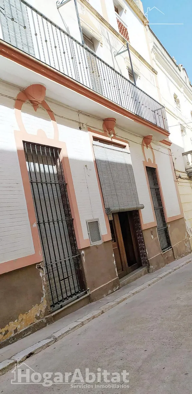 AMPLIA CASA CON MUCHA POSIBILIDAD Y TERRAZA — 50