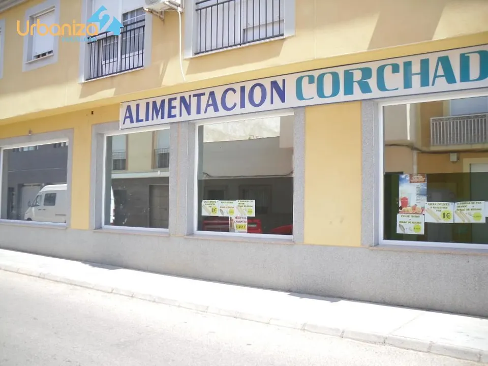SE VENDE LOCAL DIAFANO DE ESQUINA CON GRANDES CRISTALERAS Y ACONDICIONADO EN  CTRA. OLIVENZA.