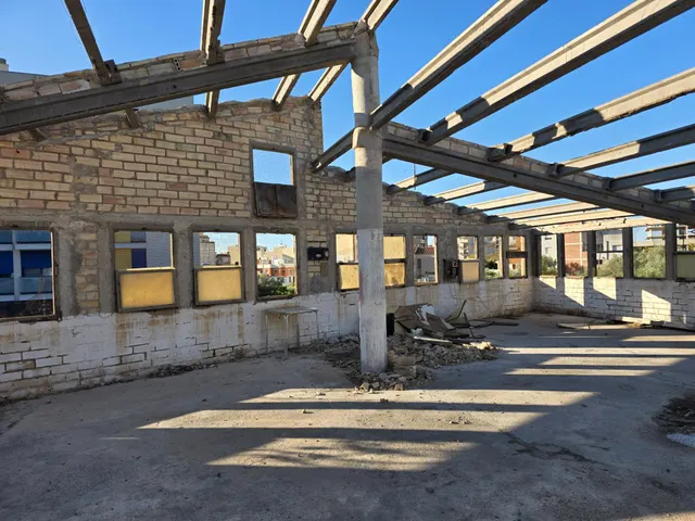 PARCELA DE 2.000 m2 CON EDIFICACIÓN DE 900 m2 — 14