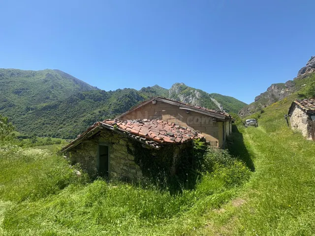 DOS CUADRAS, UNA CABAÑA Y FINCA EN CUEVAS, CON AGUA DE MANAN