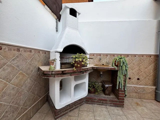 VIVIENDA CON PATIO, GARAJE Y COCINA EXTERIOR EN ZONA RESIDENCIAL — 4