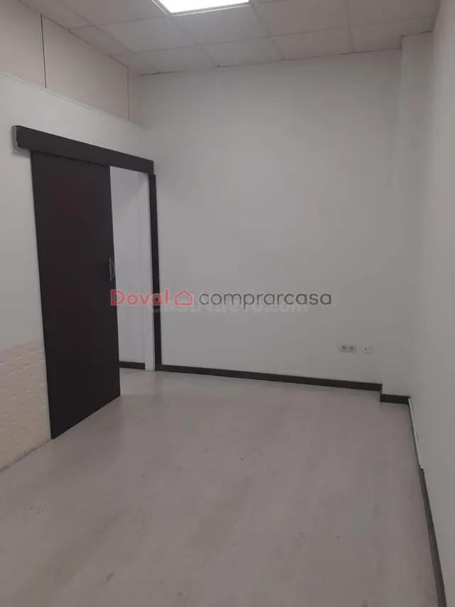 ALQUILER BAJO ACONDICIONADO CON GRAN ESCAPARATE - foto 5