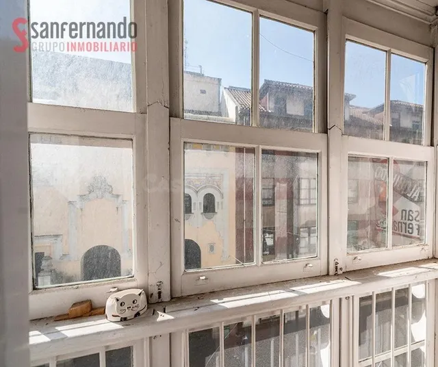 Piso en la calle Burgos de Santander con balcón y galería