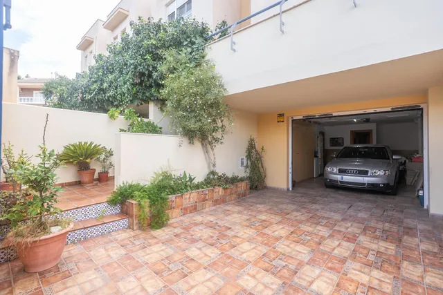 Almeria - cruz de caravaca: amplio triplex - 6 habitaciones + 3 baños + 1 aseo + garaje amplio + 2 salones + 2 cocinas + solarium — 13