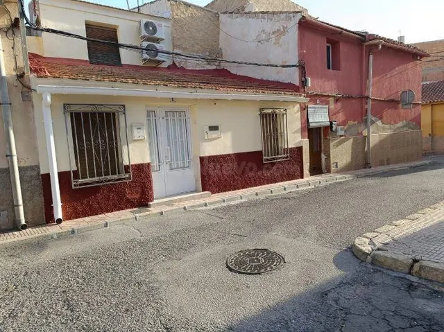 SE VENDE casa adosada OKUPA en C Montero 8 de Totana - foto 2