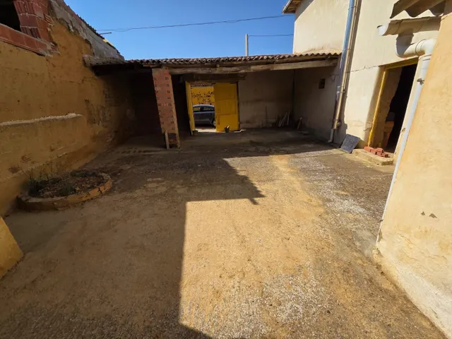 SE VENDE CASA EN CASTILFALE, 2 COCINAS,SALÓN, 6 HAB., BAÑO, PATIO, CALEFACCIÓN. — 12
