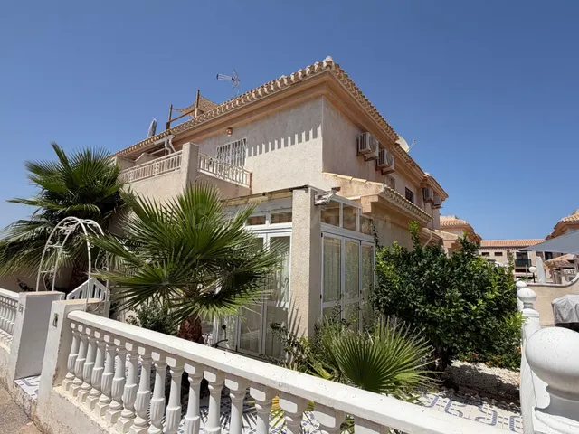 Amplia casa adosada en Playa Flamenca, cerca del Bulevar La 