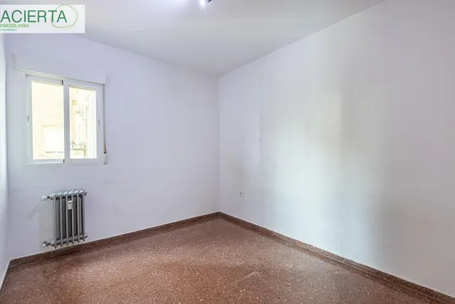 Piso con plaza de garaje cerrada junto a La Inmaculada, frente al río Genil. — 17
