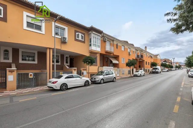 ¡Tu nuevo hogar te espera en Churriana de la Vega! Casa adosada con patio, garaje y futura parada de metro a pocos pasos. — 2