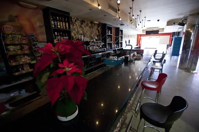 Pub en pleno funcionamiento en venta en Quintanar del Rey. — 10