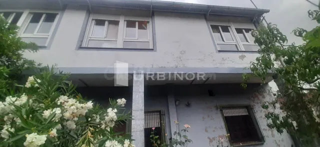 a 1km. del centro de RIBADAVIA, casa con finca.