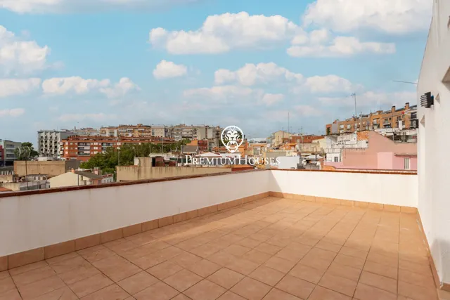 Amplia vivienda con ascensor, patio y terrazas — 32