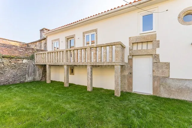 Casa de piedra en Forcarei con 363 m2 y patio – oportunidad 